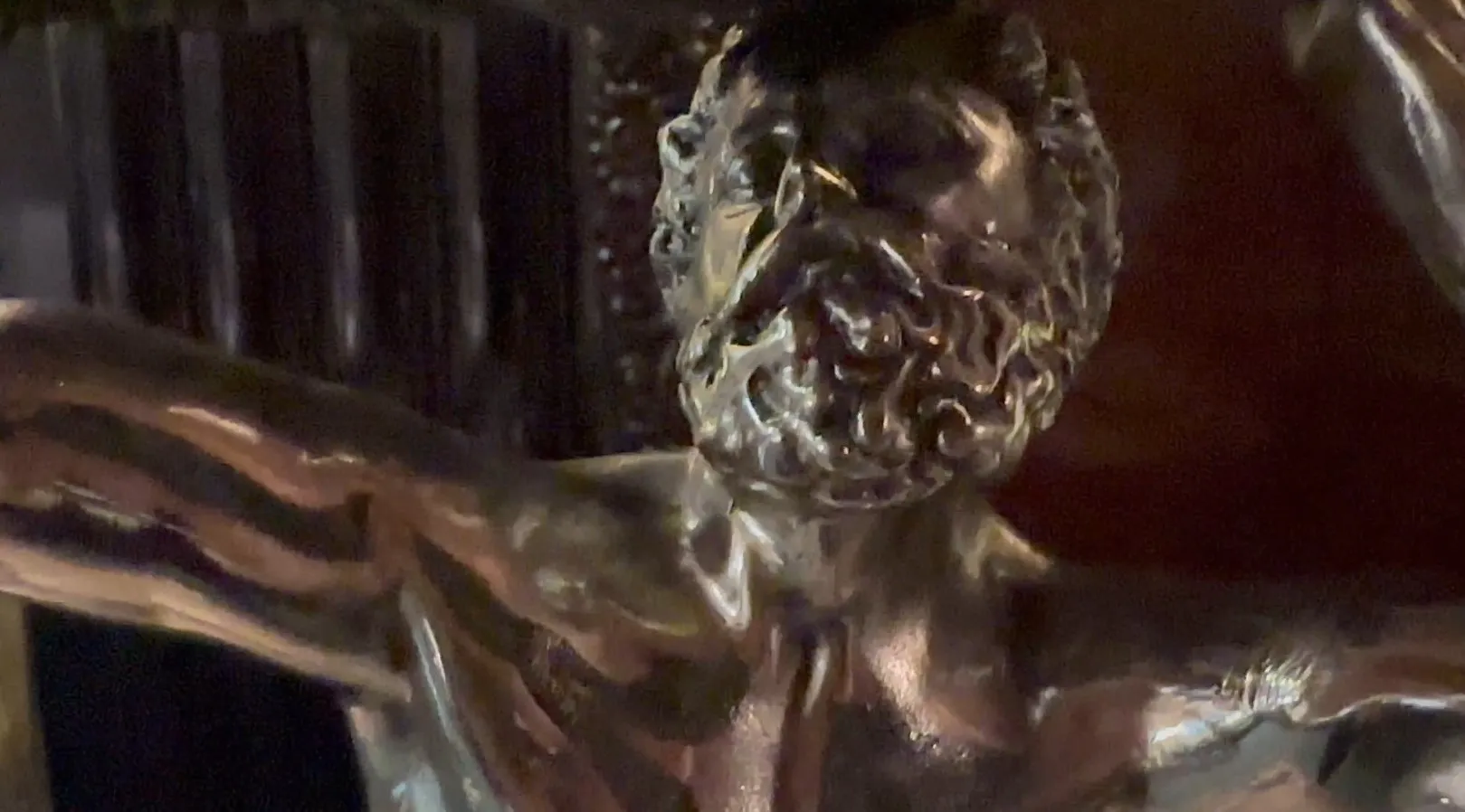 Antike Skulptur einer menschlichen Figur mit aufwendigen Details