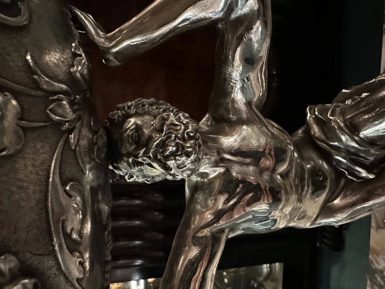 scultura antica di figura maschile con dettagli facciali