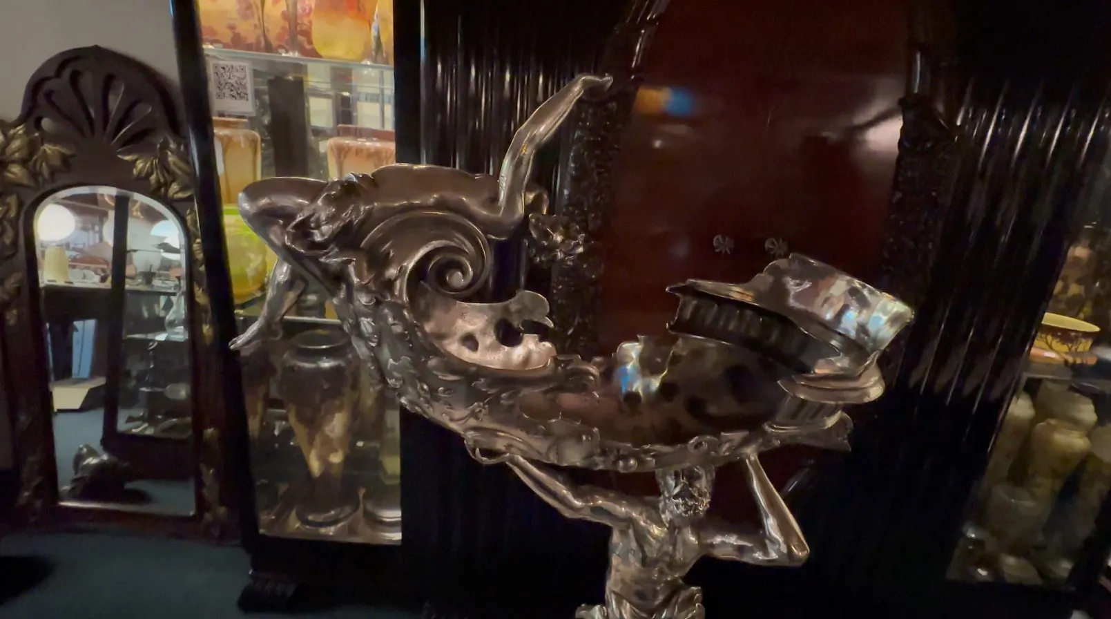 Antike dekorative Skulptur mit feinen Details und dunklem Hintergrund