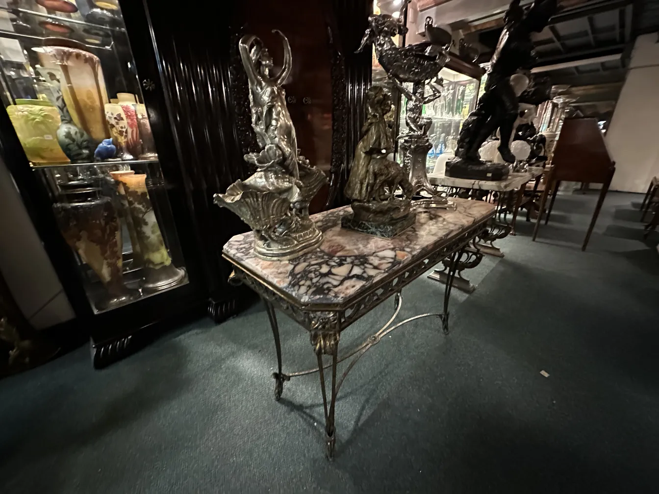 Sculture decorative antiche in esposizione.