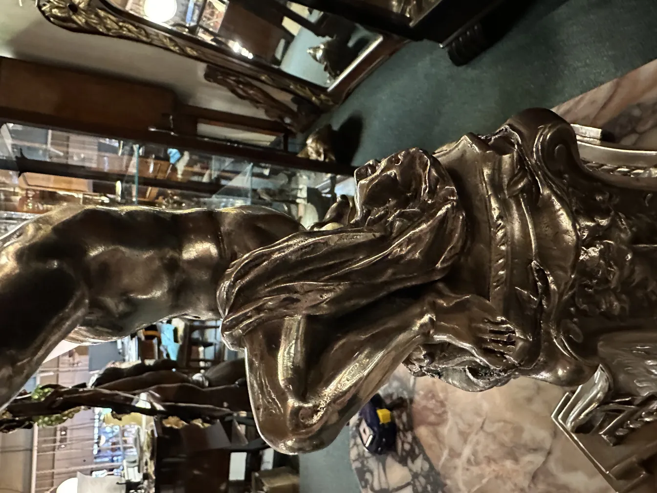 Sculpture ancienne avec une figure détaillée et une base ornée.