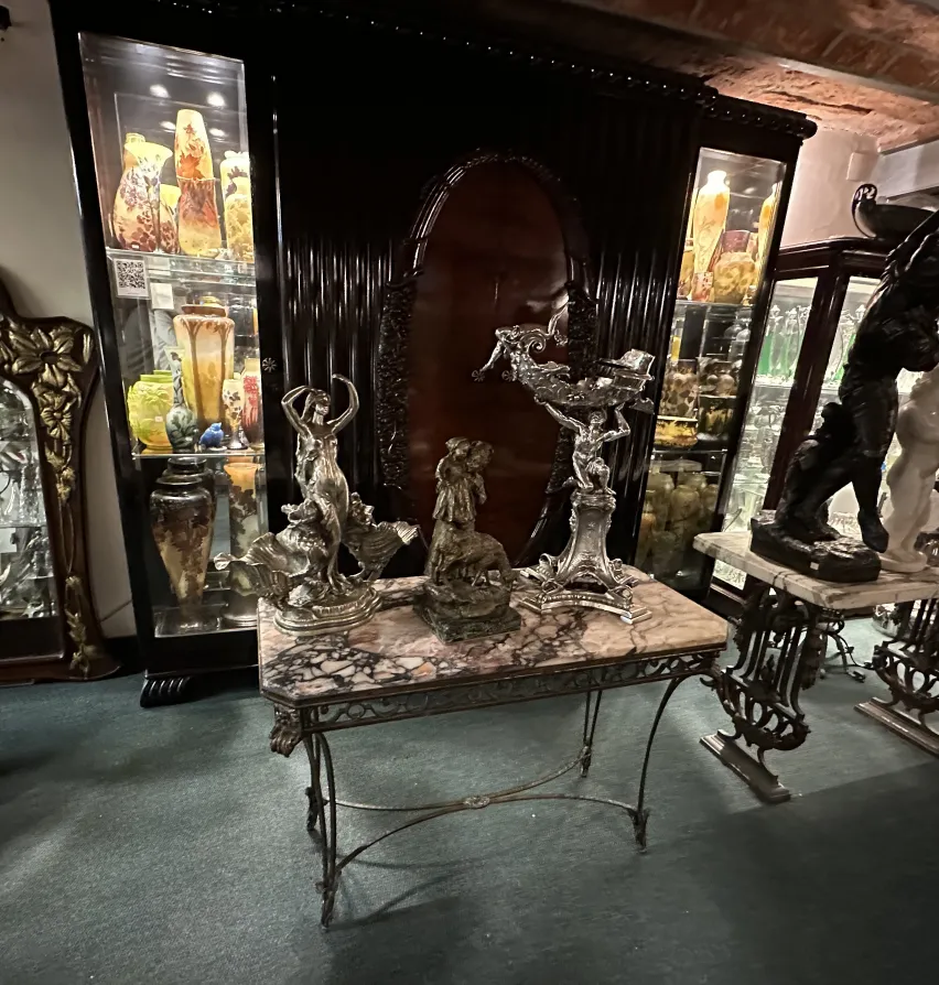 古代雕塑在带有展示柜的房间里的大理石桌子上