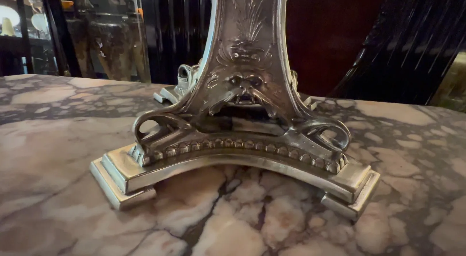 Escultura antiga com detalhes ornamentais em mármore