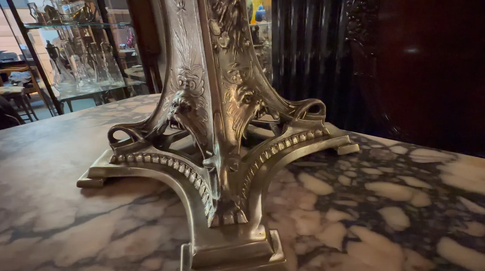 Escultura antiga decorativa com design ornamental intrincado