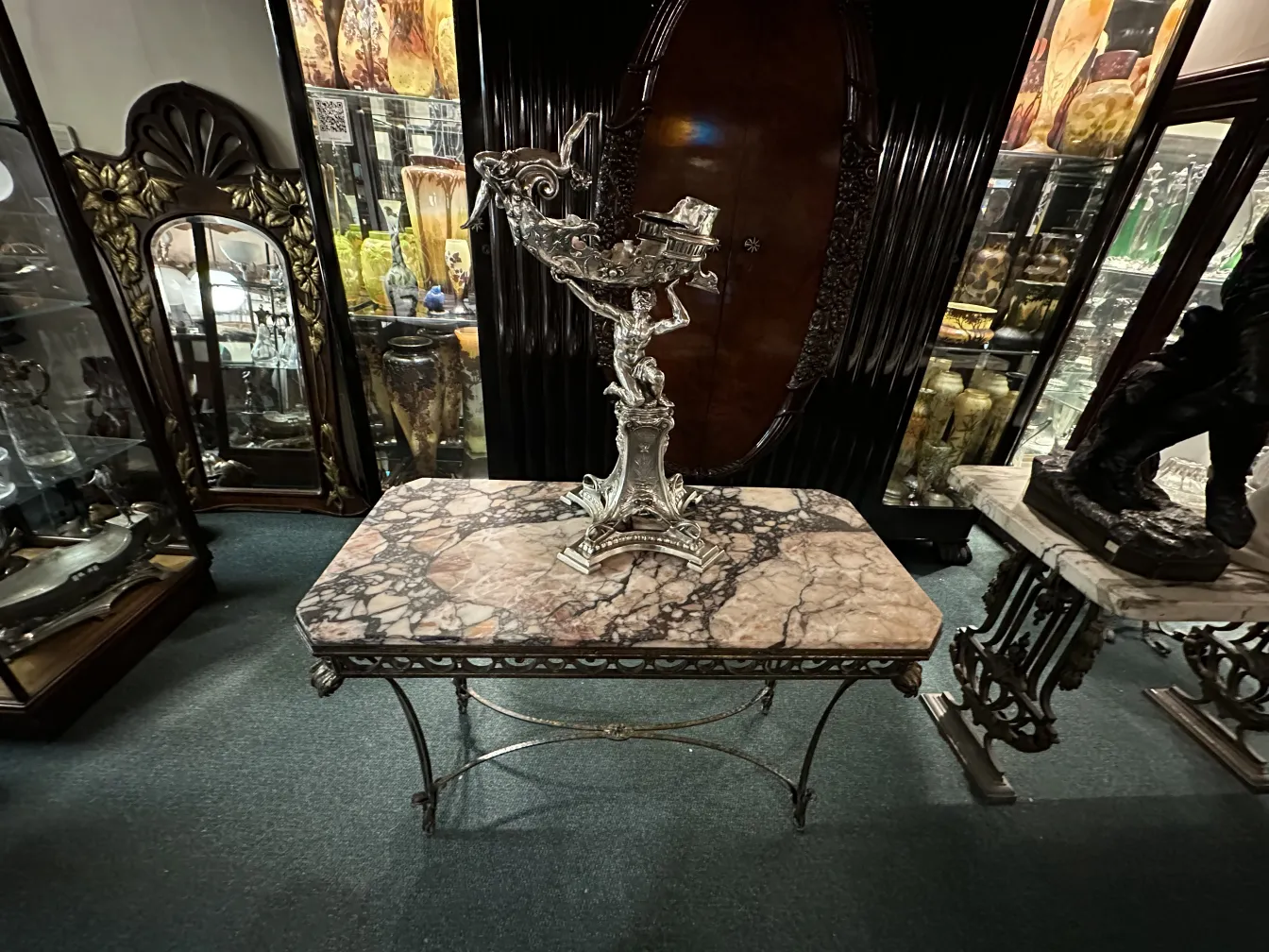 sculpture sur un piédestal décoratif avec des détails dans un cadre antique