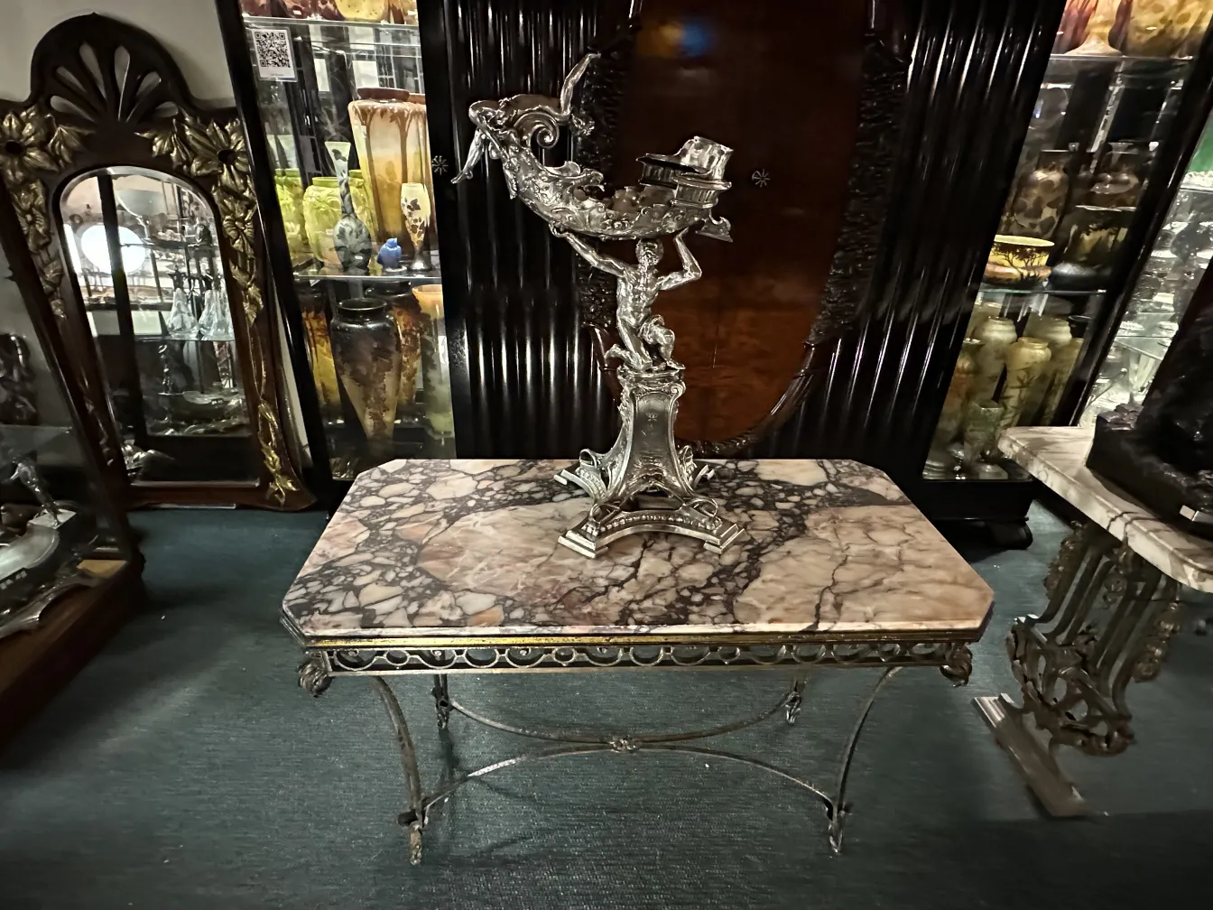 Sculpture ancienne décorative sur table en marbre.