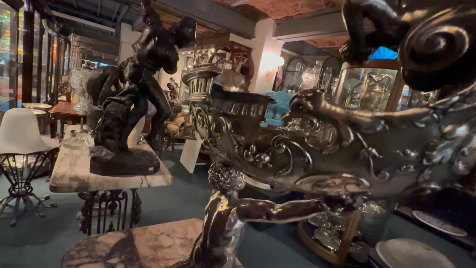 古代のブロンズ彫刻、浮き彫りの詳細と装飾的な背景