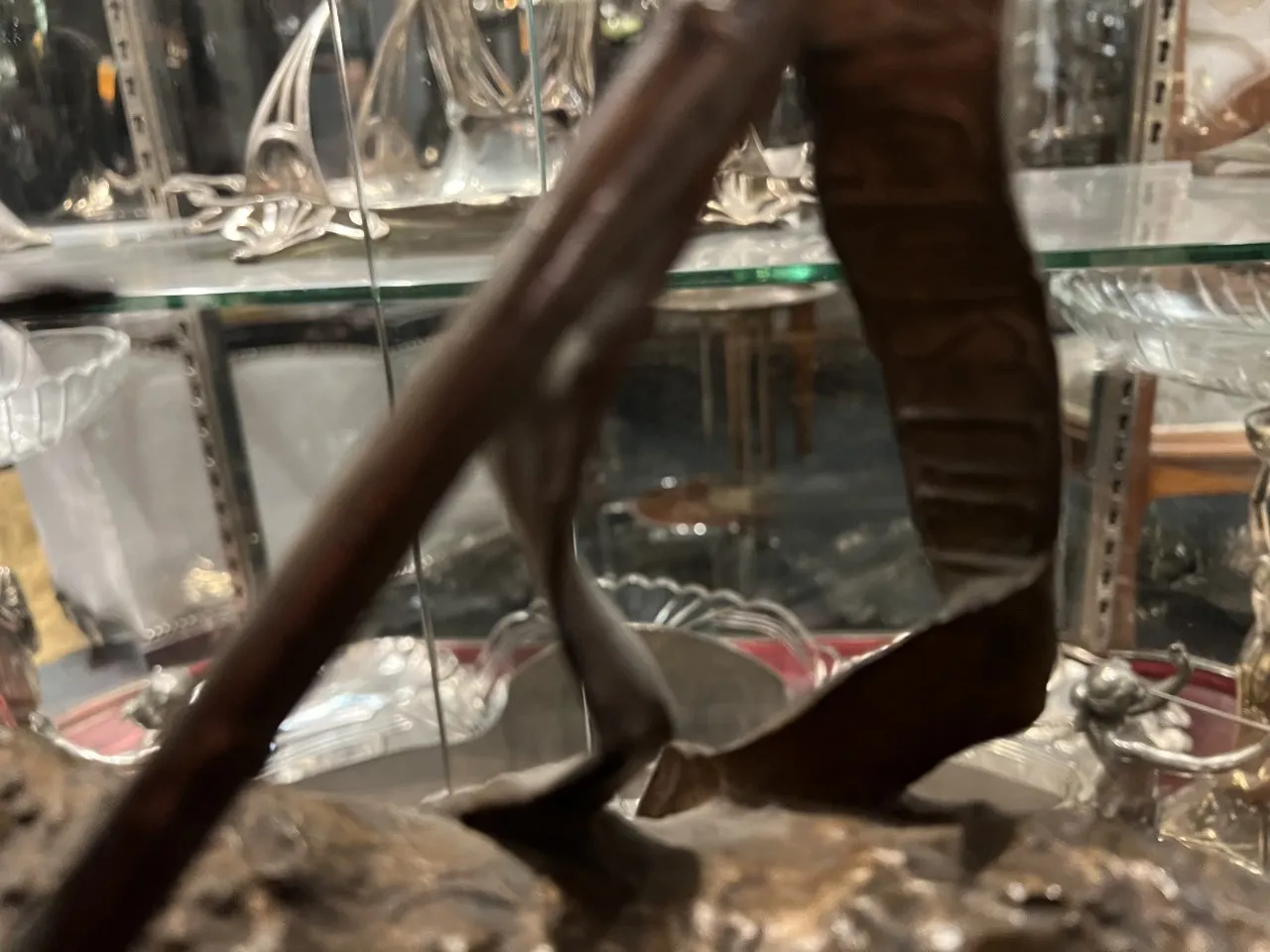 展示的古老抽象雕塑