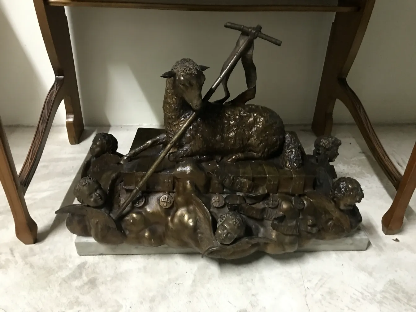 escultura antigua de oveja con figuras alrededor, estilo detallado