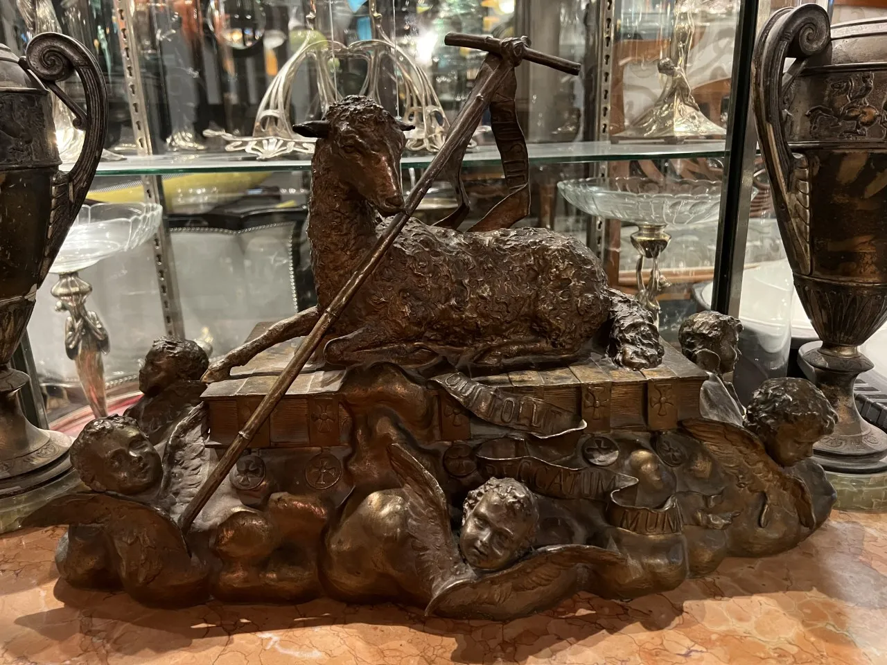 escultura antiga de cordeiro em base com anjos, decorativa