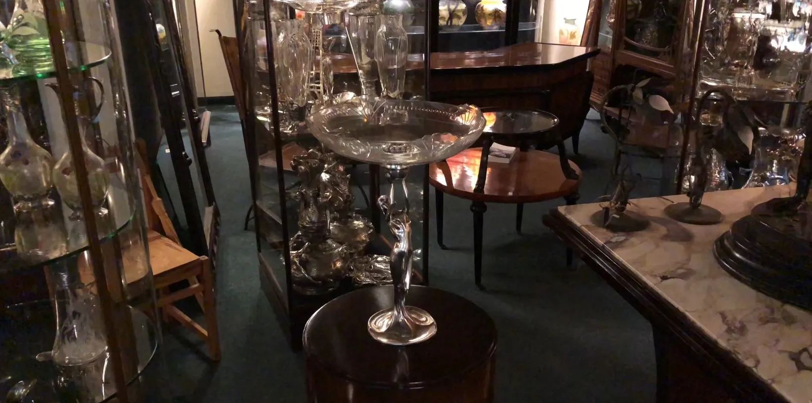 Colonne décorative ancienne dans un cadre élégant avec des vitrines