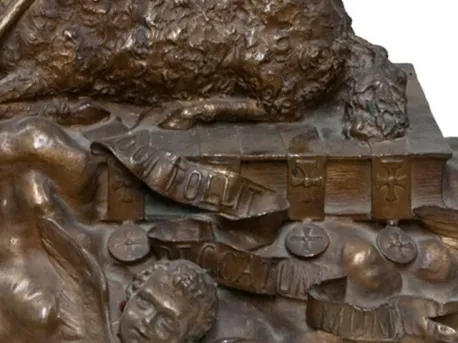 Antike Skulptur mit Relief, sichtbare Details auf dem Stück.