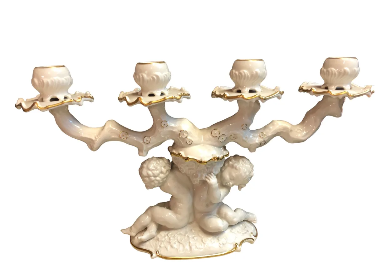 Candelabro cerámico antiguo con detalles en oro y ángeles