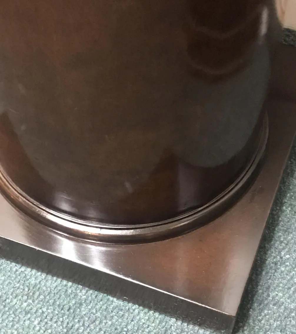 古典的な環境の中の古い丸い柱と金属の基盤。