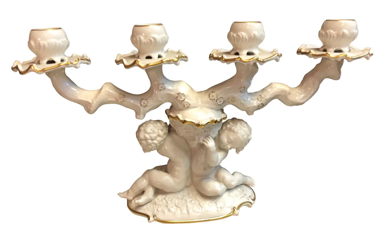 Candelabro in ceramica antica con tre bracci e decorazioni dorate.