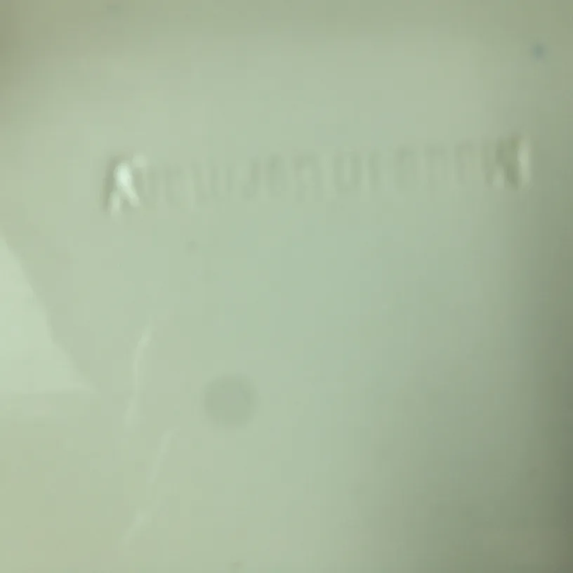 Античная керамика с видимой печатью и слабой надписью. Светлый фон.