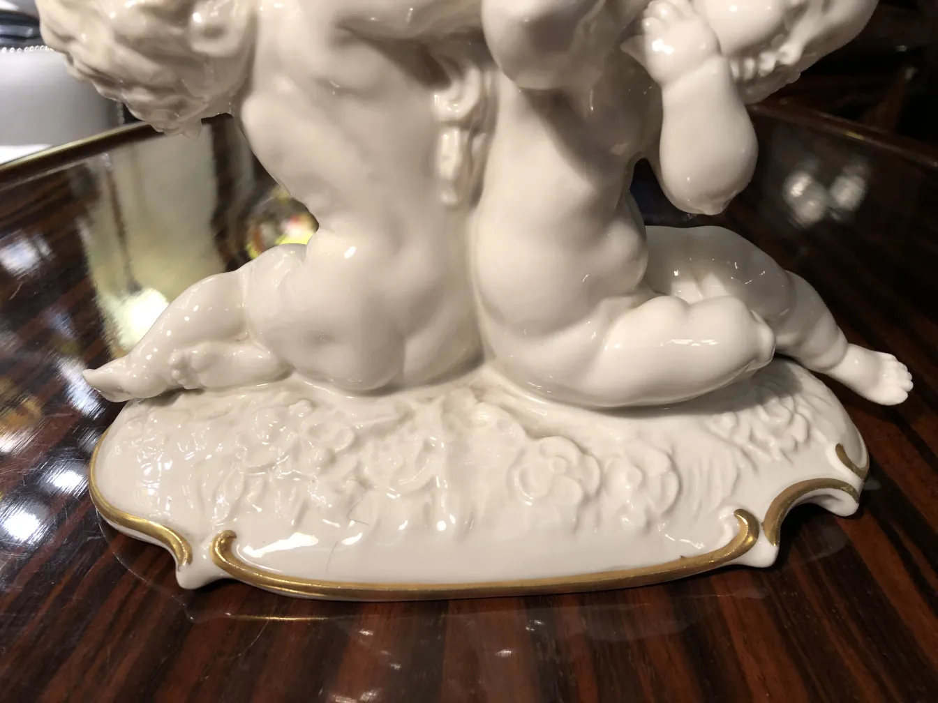 Cerâmica antiga com crianças, detalhe em relevo, base dourada