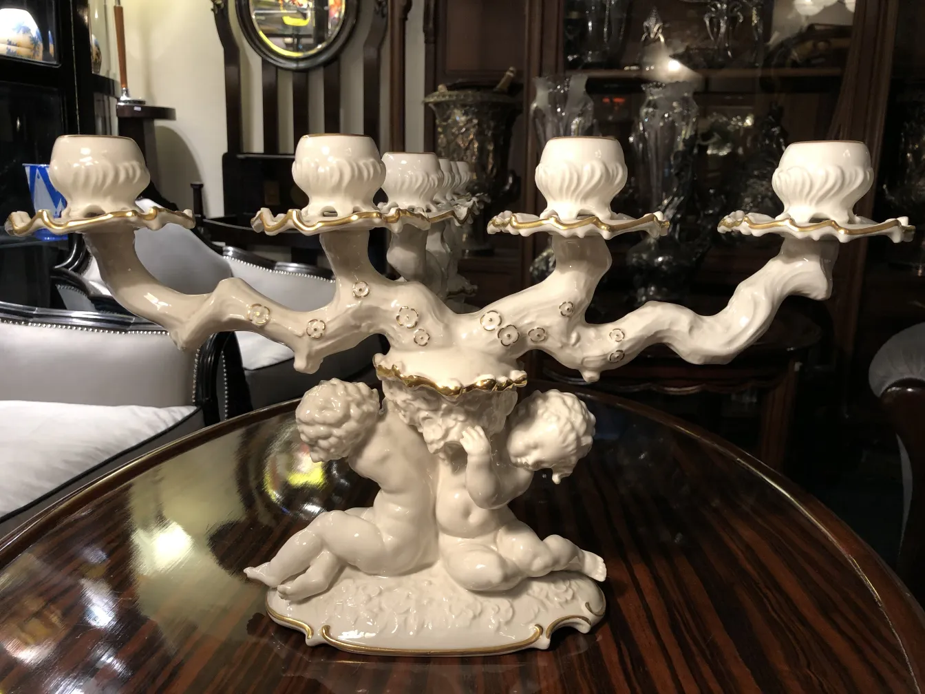 Candelabre ancien en céramique Hutschenreuther Selb avec des détails dorés et des figures d'anges.