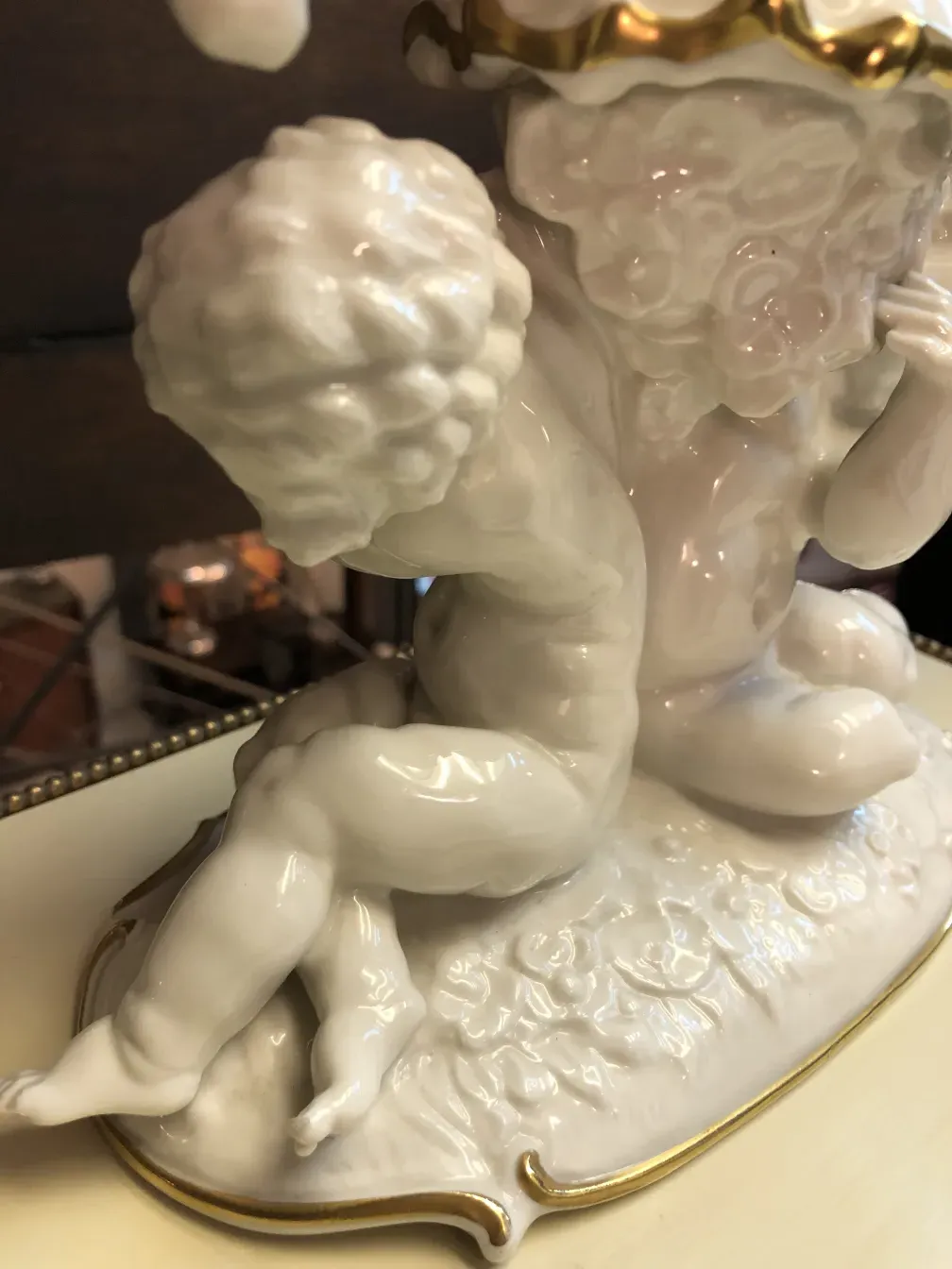 Figura de cerâmica antiga hutschenreuther selb com detalhes em ouro e textura elaborada, fundo neutro