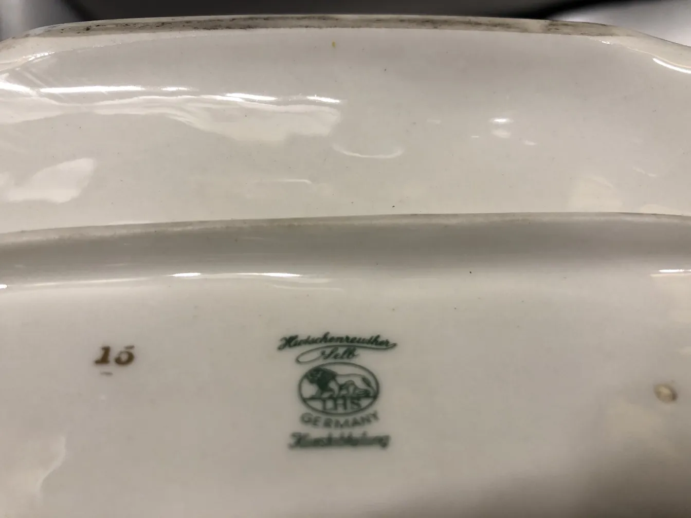 Base de cerámica antigua con marca Hutschenreuther en verde, números grabados