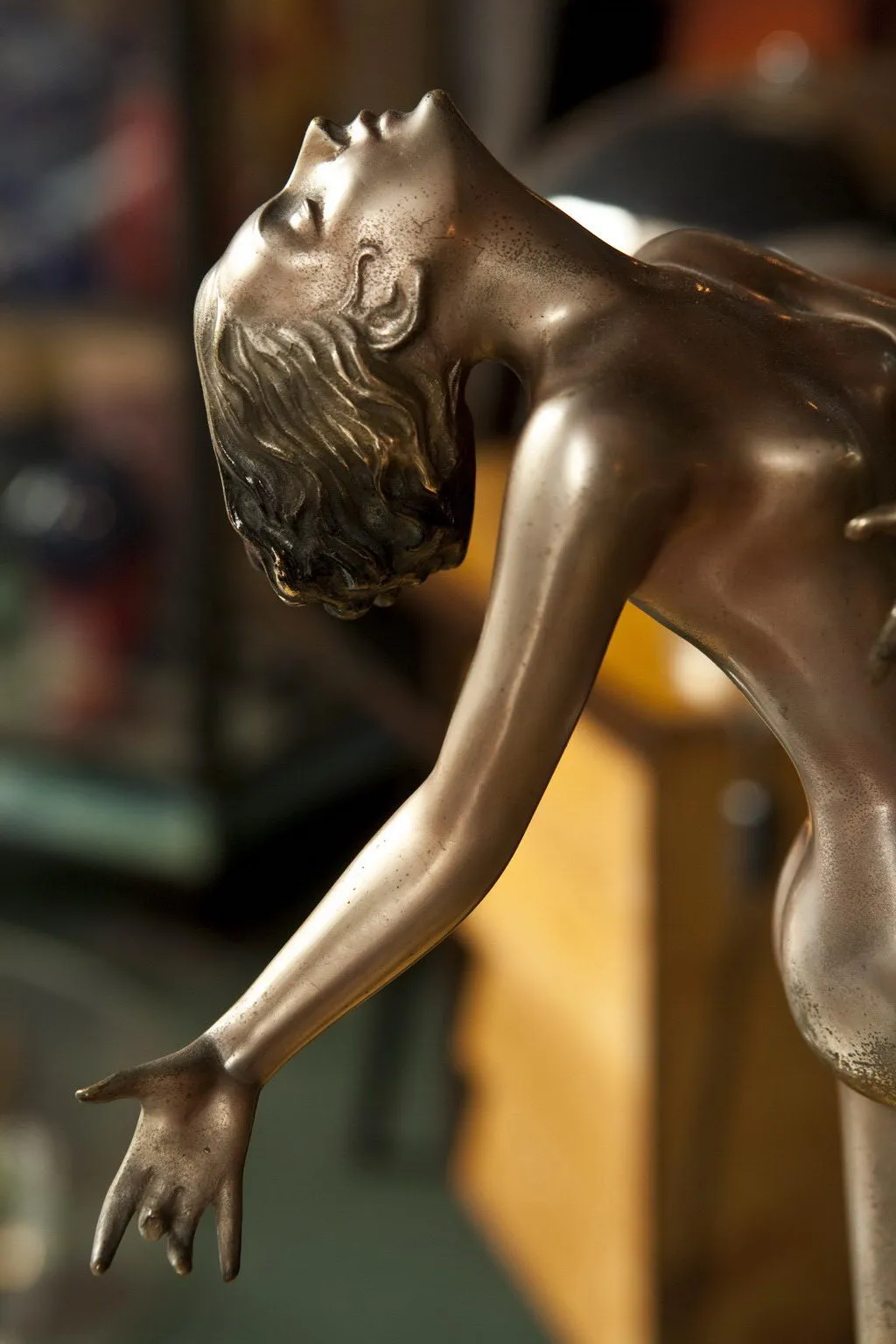 escultura antigua con figura estilizada y brazos extendidos
