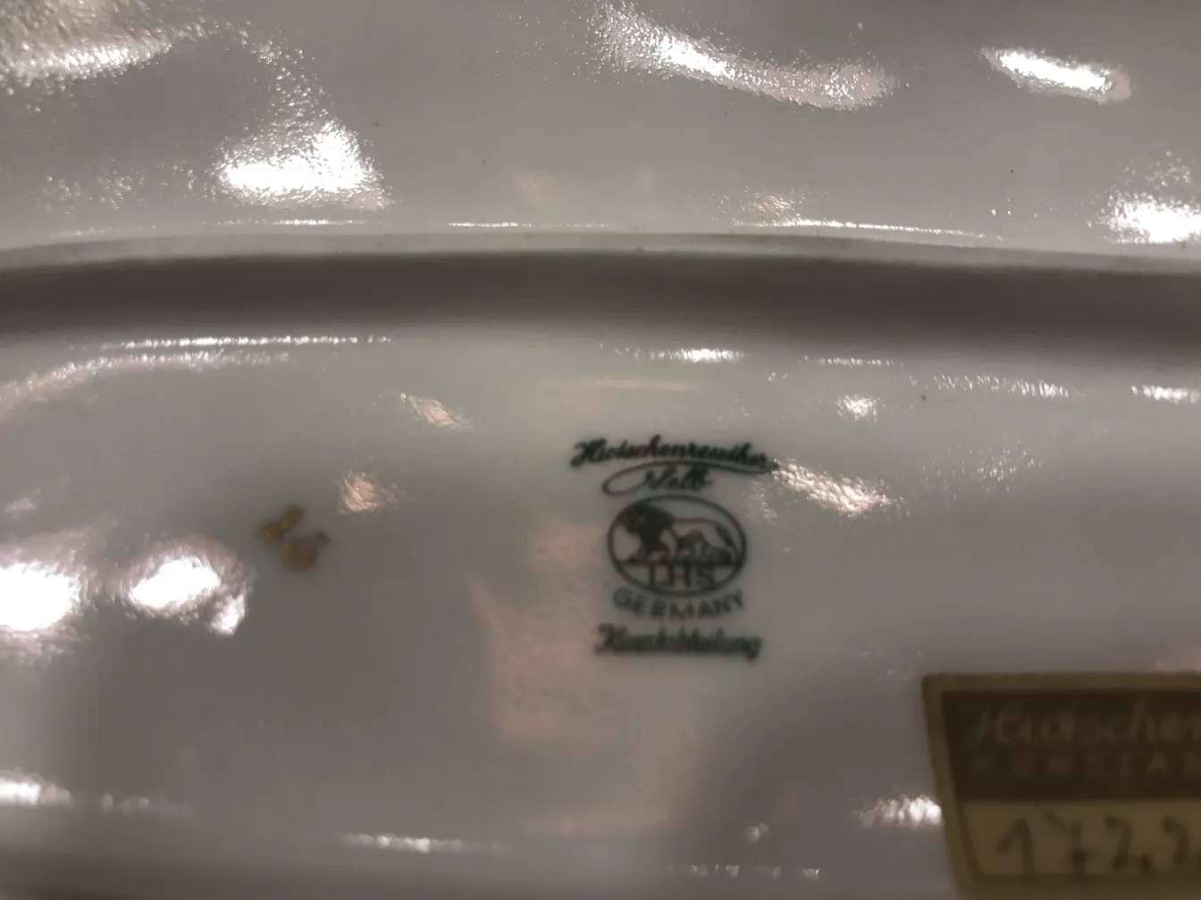 古老的陶瓷盘，带有可见的细节和装饰。