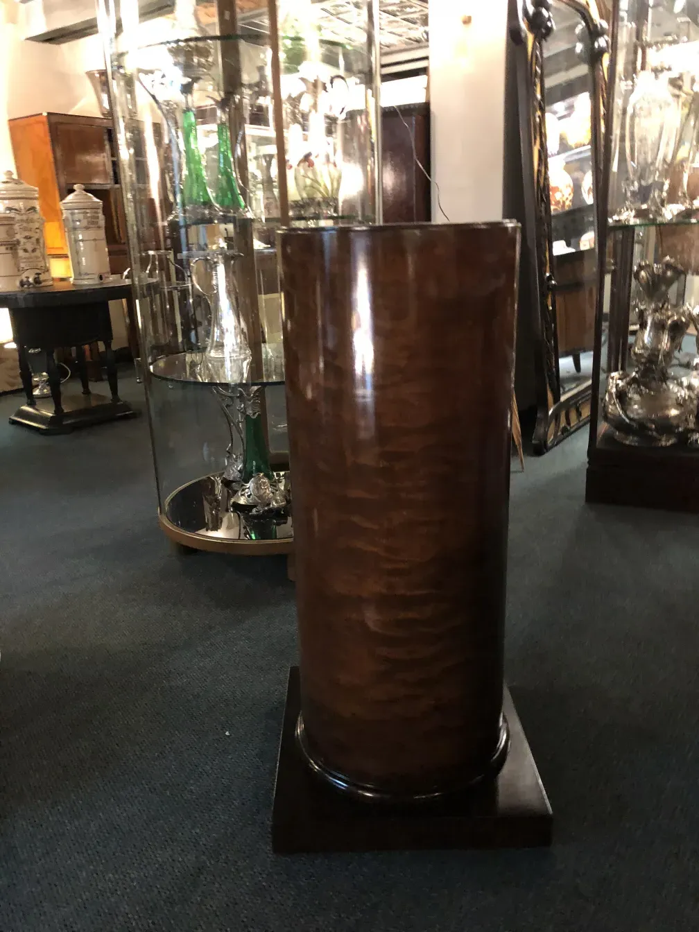 Colonne ancienne en bois avec une finition brillante dans un cadre d'antiquités.