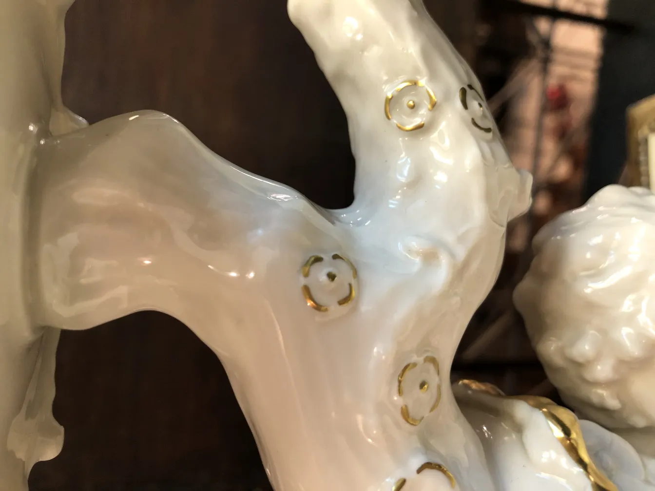 Antike Keramik-Skulptur mit goldenen Details