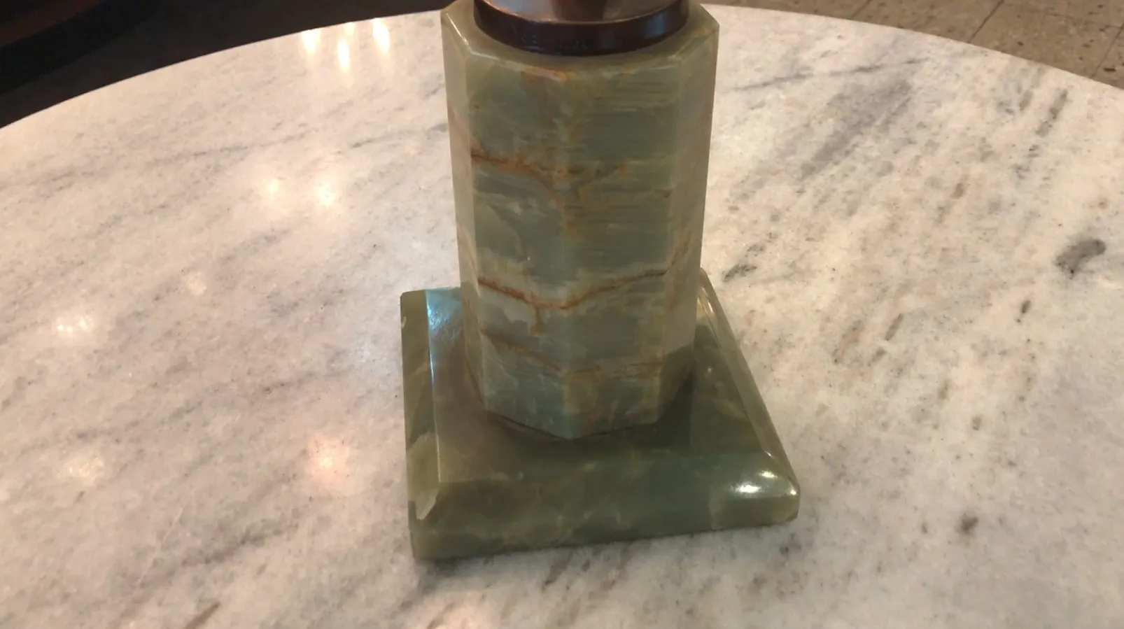 Scultura antica in giada con base in marmo verde, elegante e sofisticata