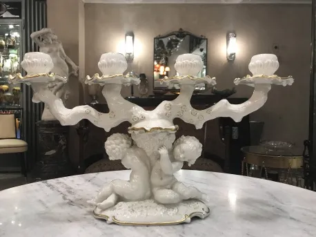 Candelabro in ceramica antica con cherubini, design elegante in bianco