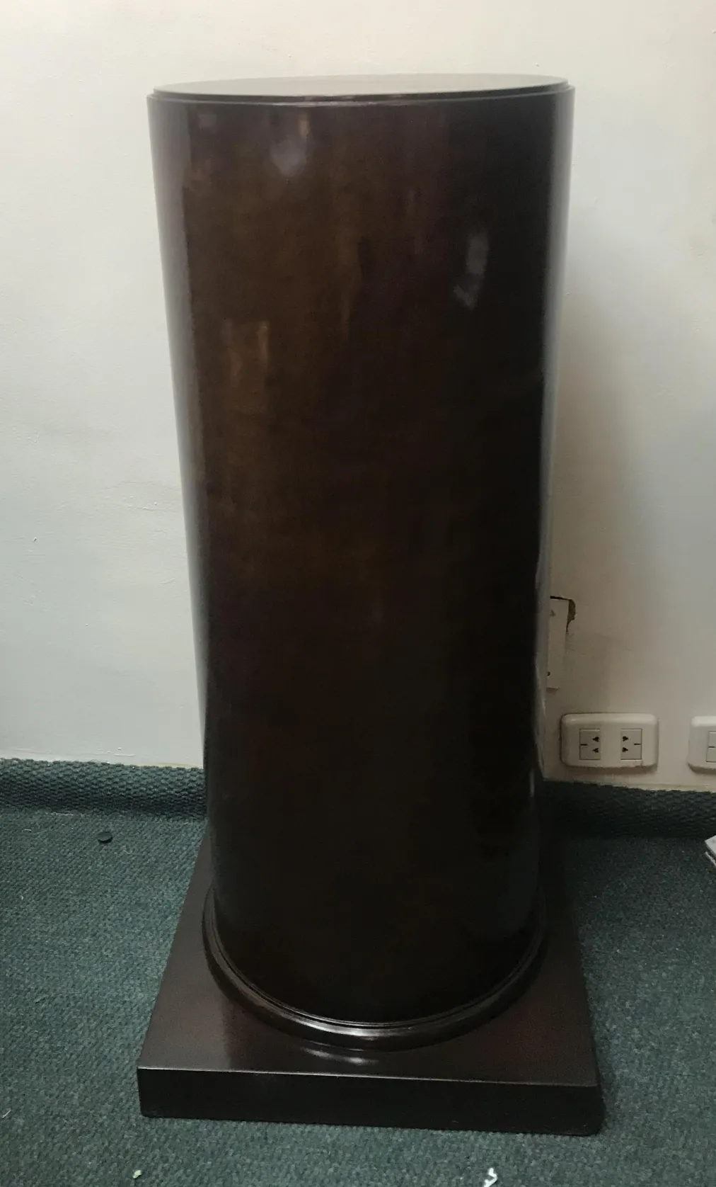 Coluna decorativa antiga com base em um ambiente neutro