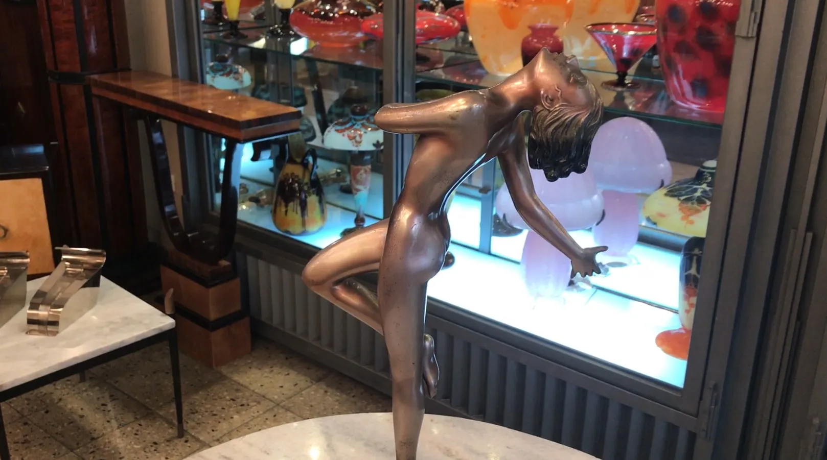 動いている女性の古代の銅の彫刻