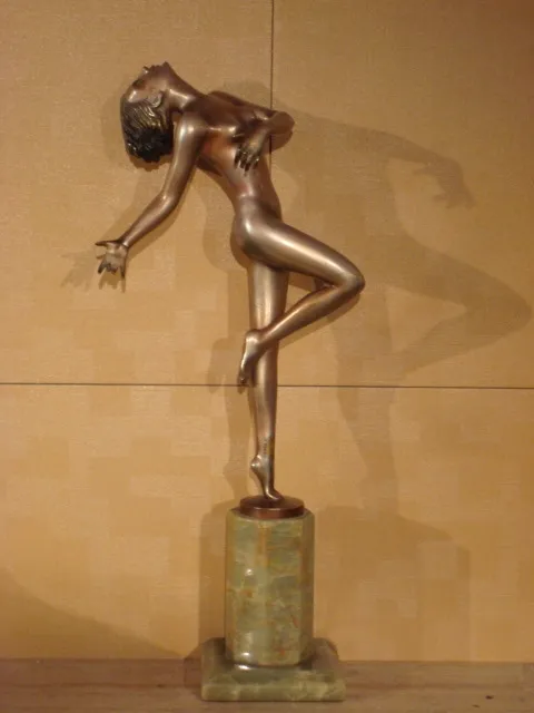 Scultura antica di una figura femminile che danza, brillante bronzo.