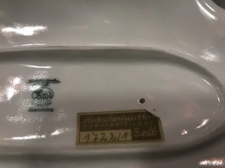 licorera de cerâmica antiga com detalhes artesanais, fundo claro