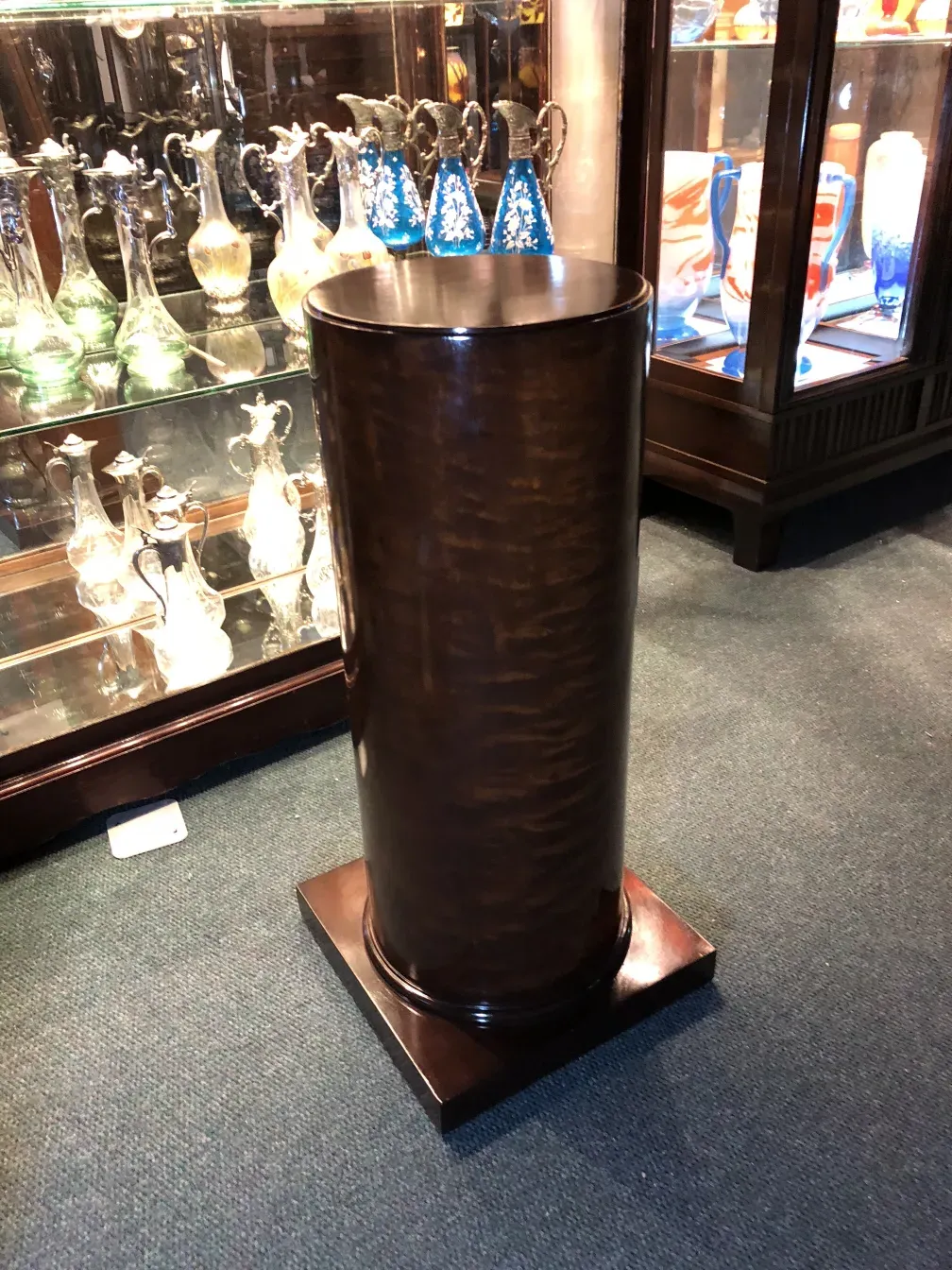 装饰性古董柱子，优雅的设计，周围环绕古董。