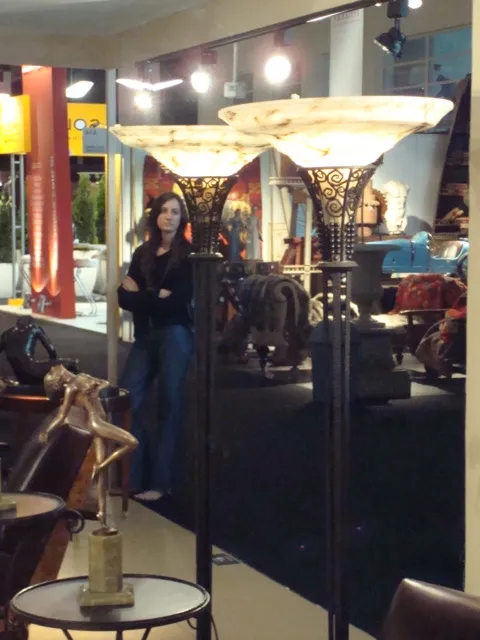 escultura antigua en exhibición con lámparas brillantes