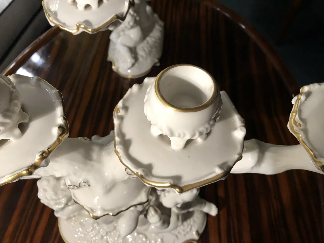 Candelabre antique en céramique blanche avec des détails décoratifs