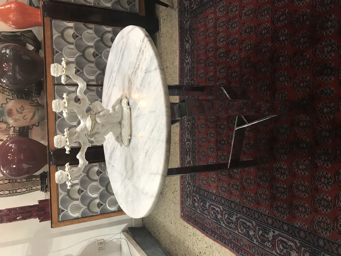 Antiker Keramik-Kandelaber auf einem dekorativen Tisch.