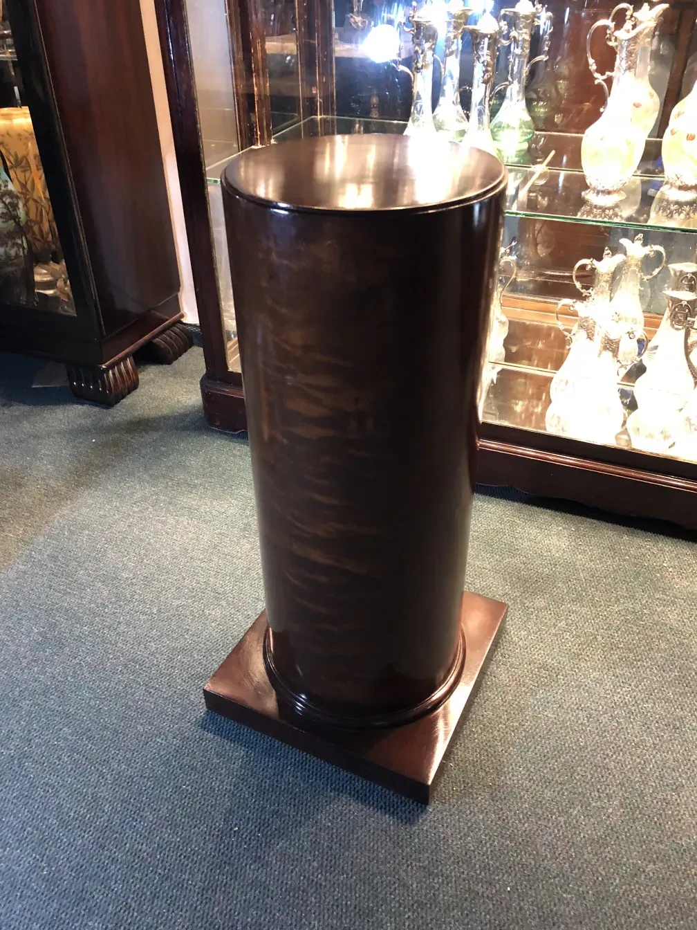 Columna antigua decorativa con base cuadrada y brillo