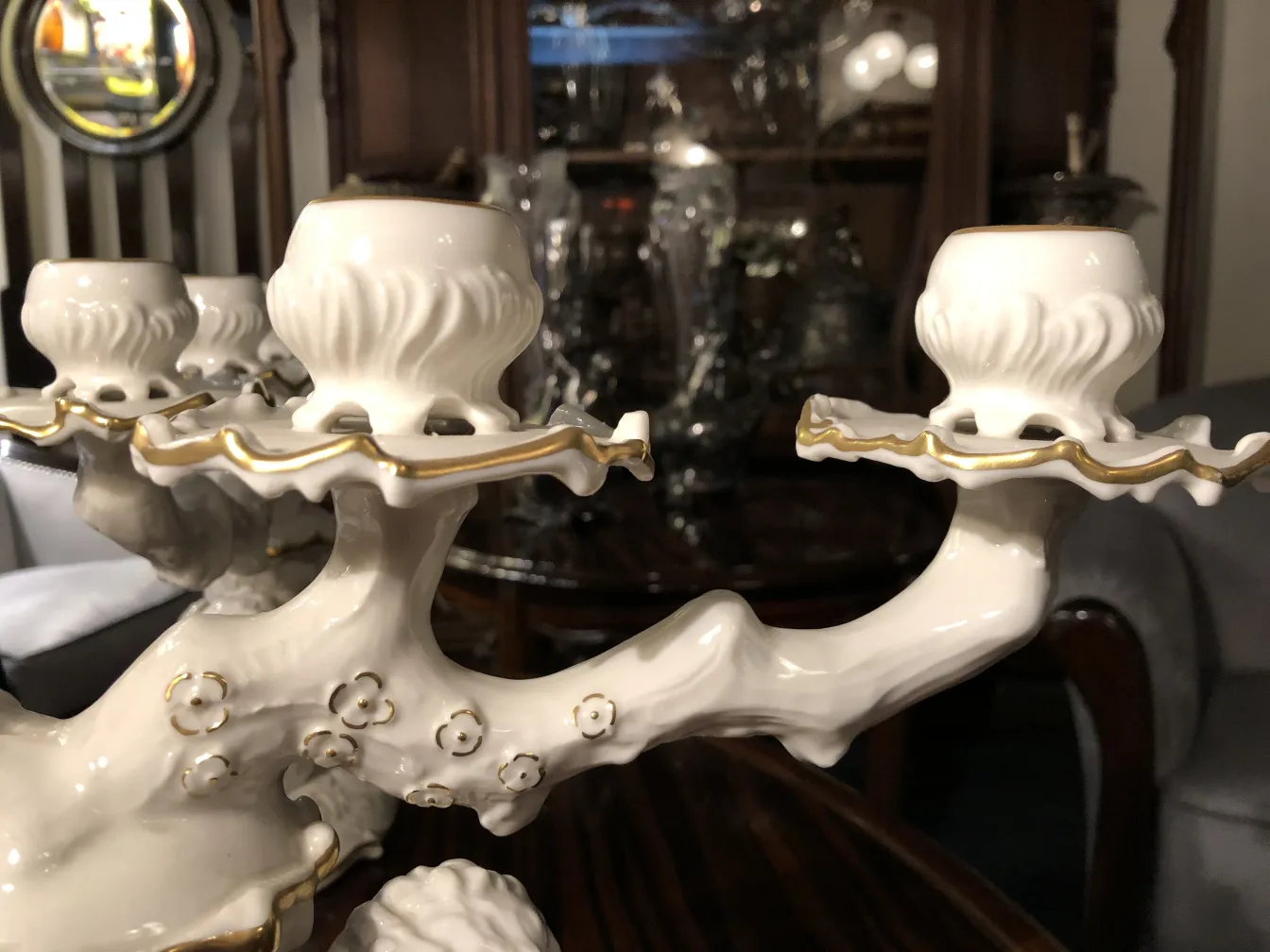 Candelabro in ceramica antica con dettagli dorati