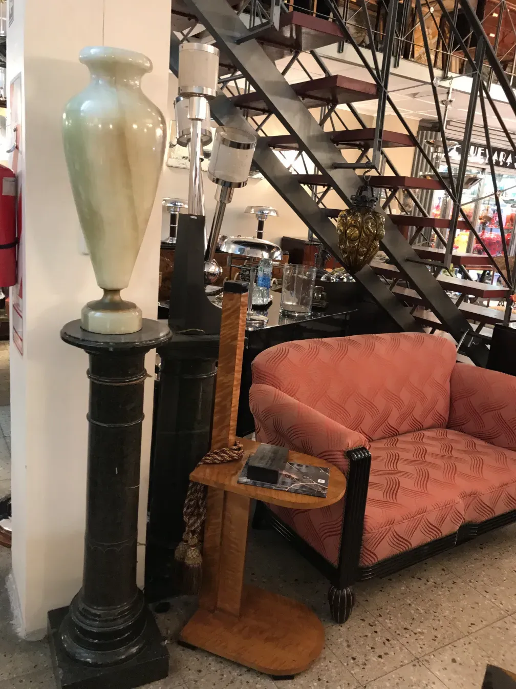 古董装饰柱在优雅的环境中。