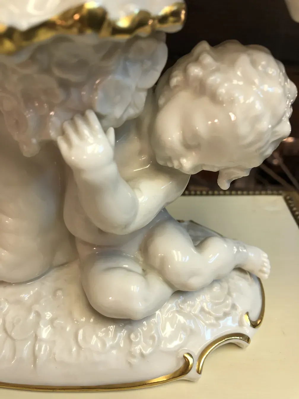 Antike Keramikskulptur mit goldenen Akzenten, Kinderfigur.