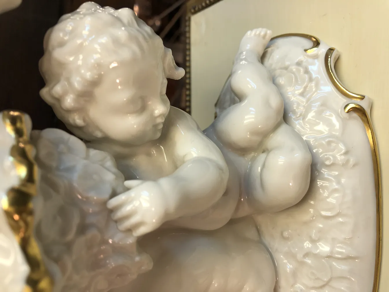 Figurine ancienne en céramique blanche avec des accents dorés