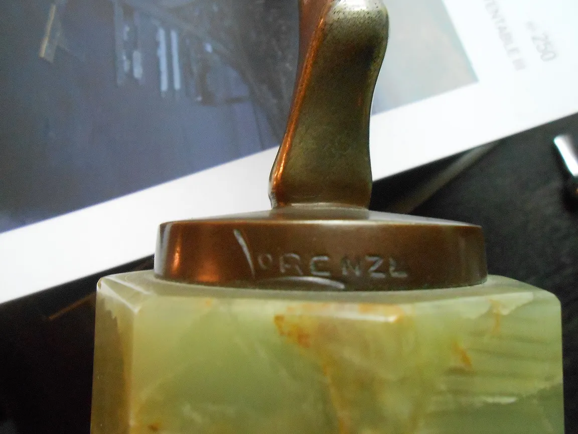 Antike Skulptur von Lorenzo mit dekorativem grünem Sockel.