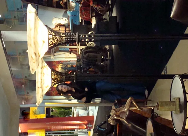 декоративная старинная скульптура в элегантной обстановке