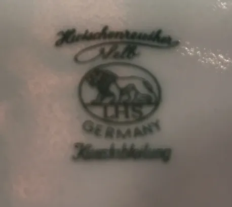 Céramique ancienne d'Allemagne avec une marque d'usine et un lion.