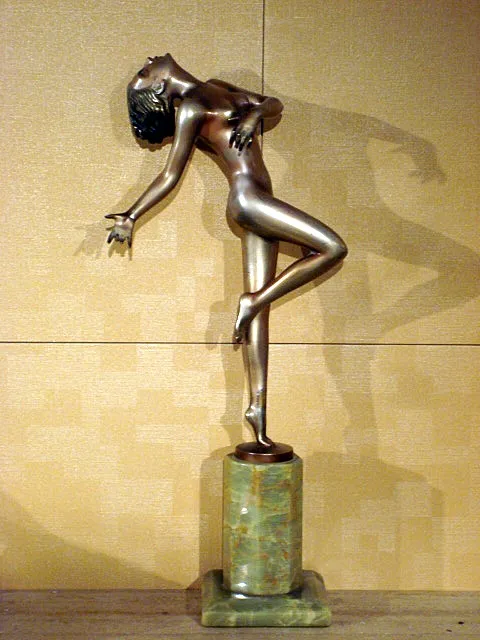 scultura antica che rappresenta una figura stilizzata in movimento