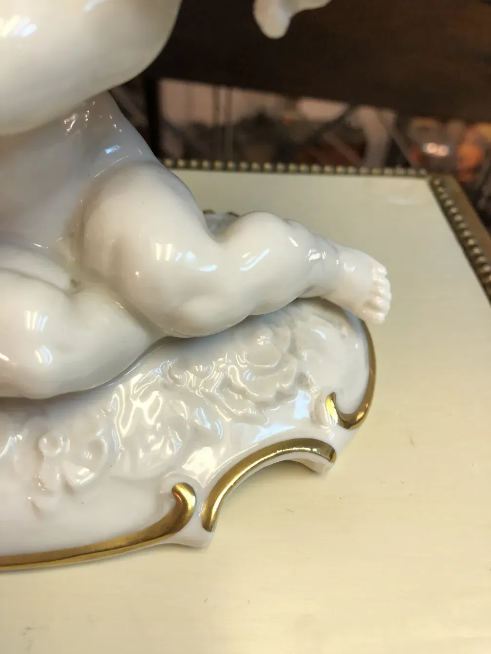 Detalhe de uma cerâmica antiga com acabamento brilhante e base decorativa.