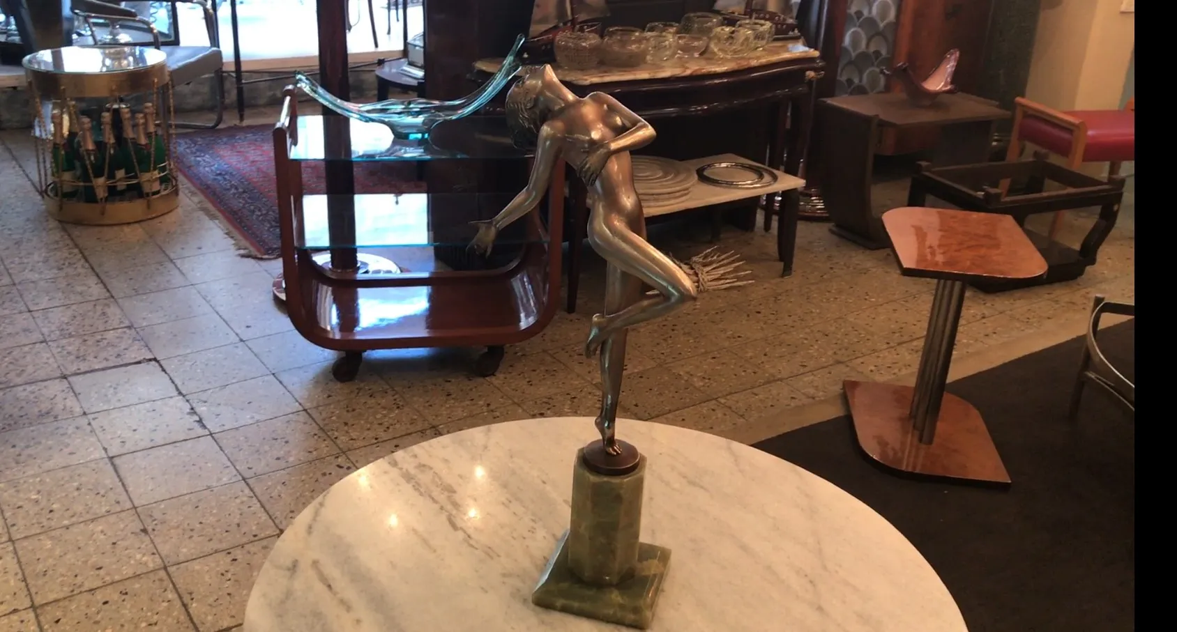 escultura antiga de figura feminina em um ambiente elegante