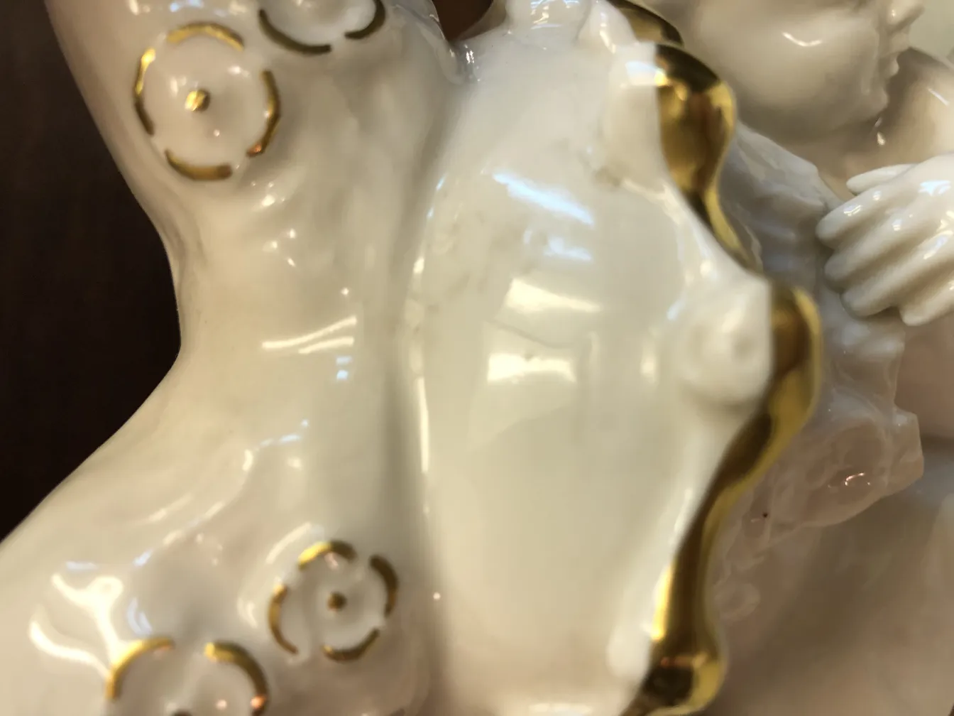 Ceramica antica con dettagli dorati e design elegante